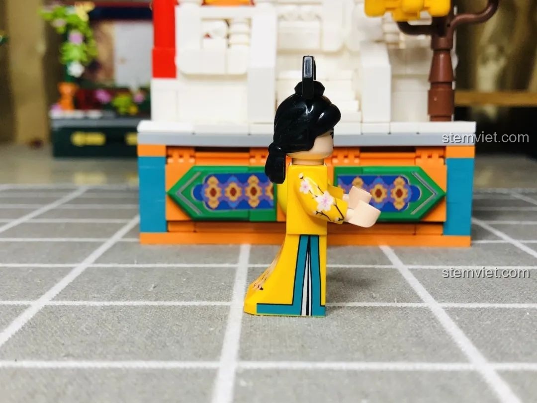 Mô hình Wekki 506004 Cảnh Thu hoàn chỉnh và đế lót ly được đặt cạnh nhau.