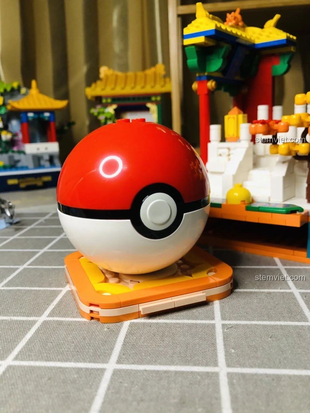 Mô hình Wekki 506004 Cảnh Thu đặt cạnh hộp sản phẩm, tạo nên một bức tranh hoàn chỉnh.