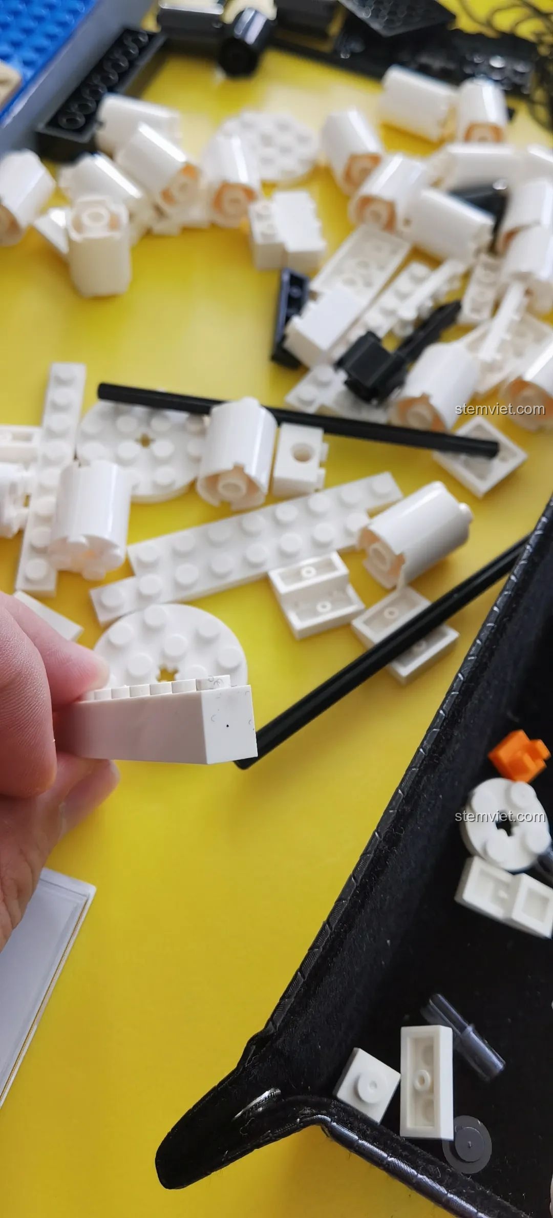 Các cabin được gắn vào trục của mô hình vòng quay London Eye WANGE 6215, thể hiện sự tiến triển trong quá trình lắp ráp.