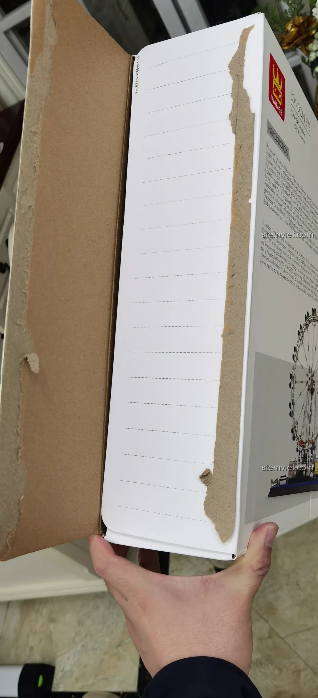 Tất cả các túi mảnh ghép của mô hình vòng quay London Eye WANGE 6215 được sắp xếp gọn gàng, sẵn sàng cho quá trình lắp ráp.