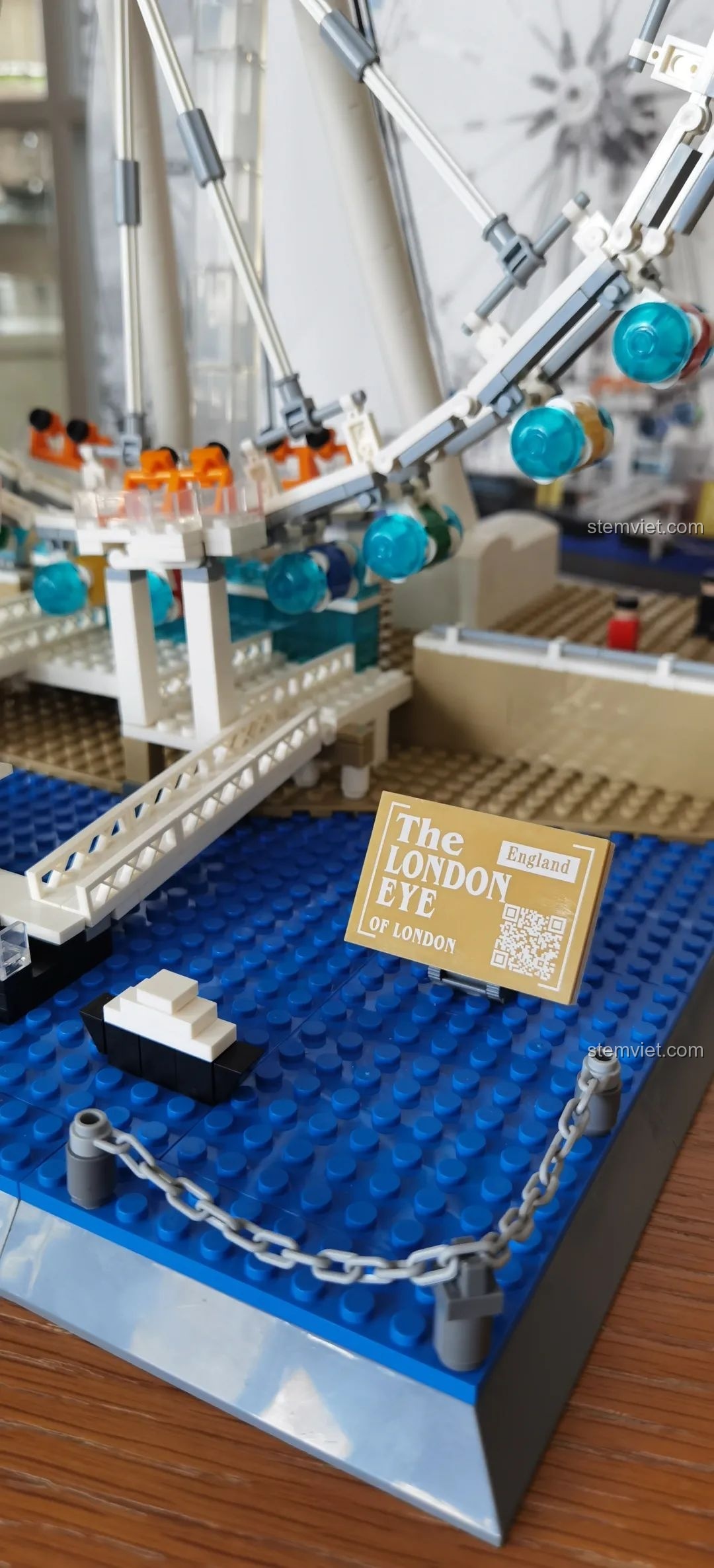 Chi tiết chân đế và biển hiệu 'The London Eye' của mô hình vòng quay London Eye WANGE 6215, thể hiện sự tỉ mỉ trong thiết kế.