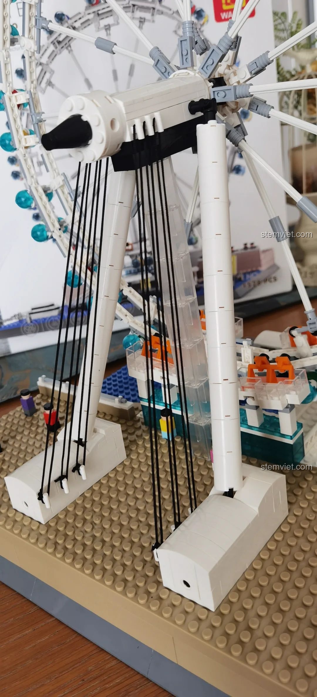 Hệ thống dây cáp phức tạp của mô hình vòng quay London Eye WANGE 6215, tạo nên sự ổn định và vẻ đẹp kiến trúc.