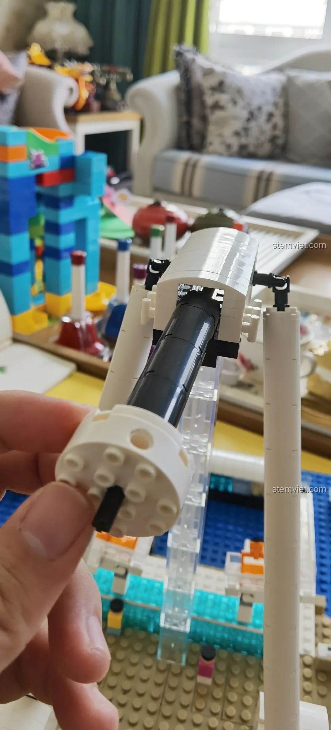 Các mảnh ghép thừa sau khi hoàn thành mô hình vòng quay London Eye WANGE 6215, cho thấy không có thiếu mảnh.