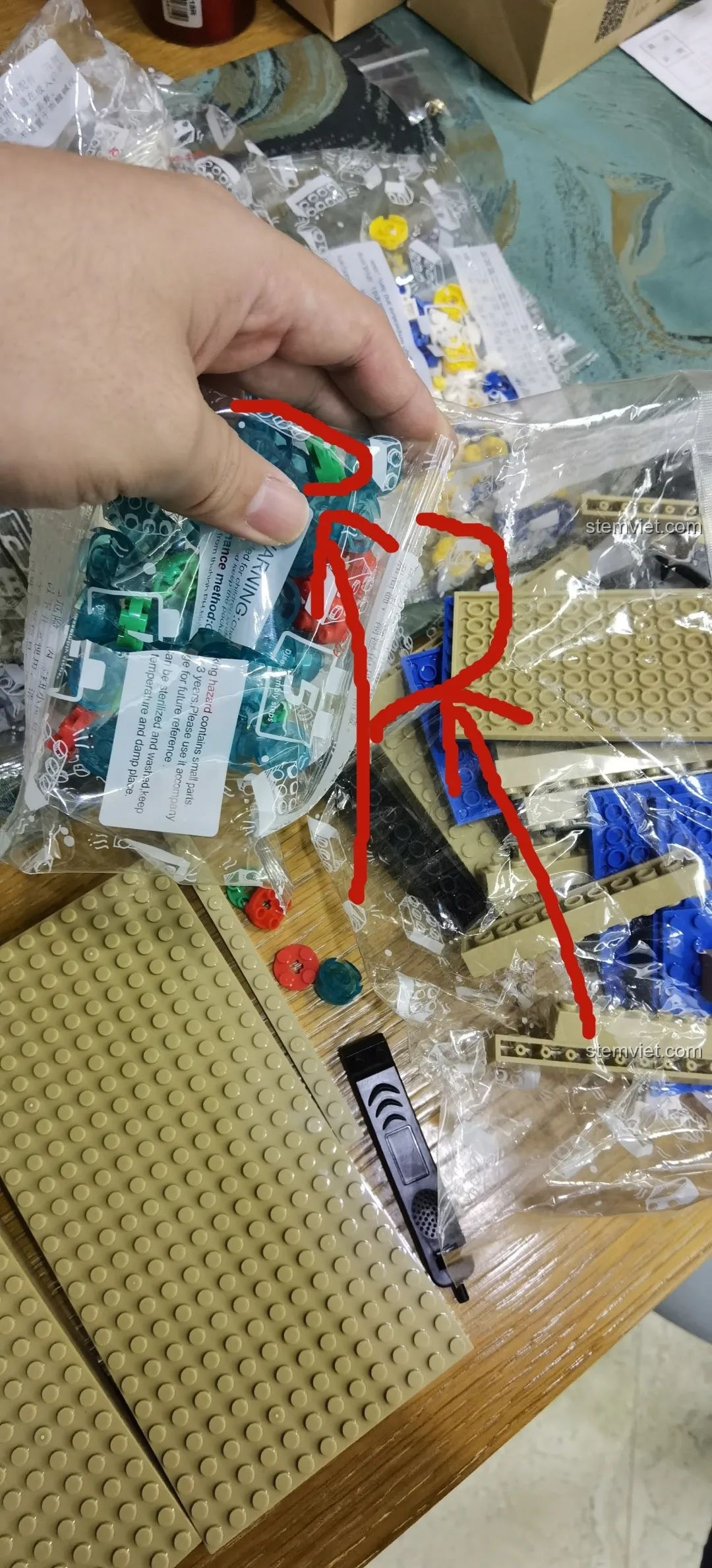 Đổ mảnh ghép ra khay để chuẩn bị lắp ráp mô hình vòng quay London Eye WANGE 6215, cho thấy sự phong phú của các chi tiết.