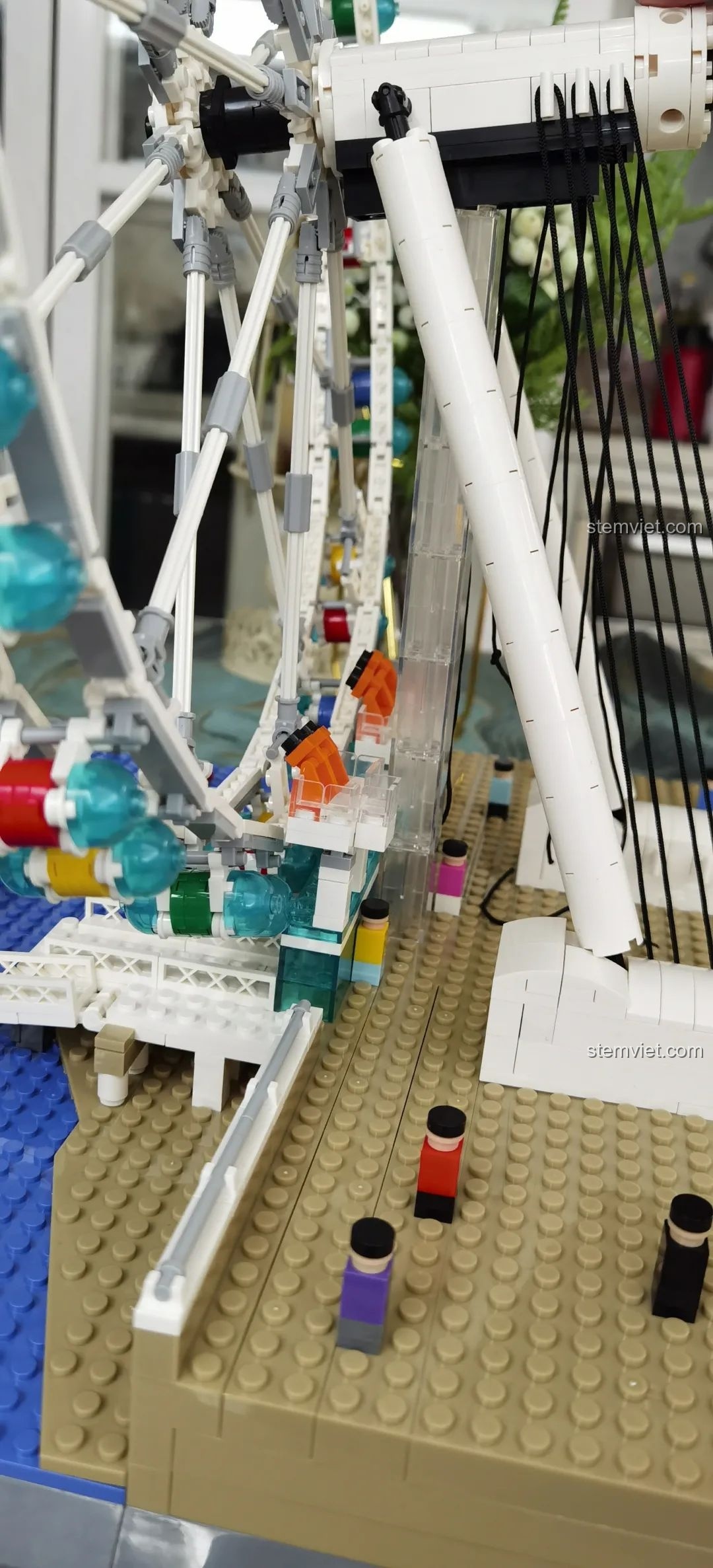 Khớp nối bị lỏng nhỏ của mô hình vòng quay London Eye WANGE 6215, cần được cố định.