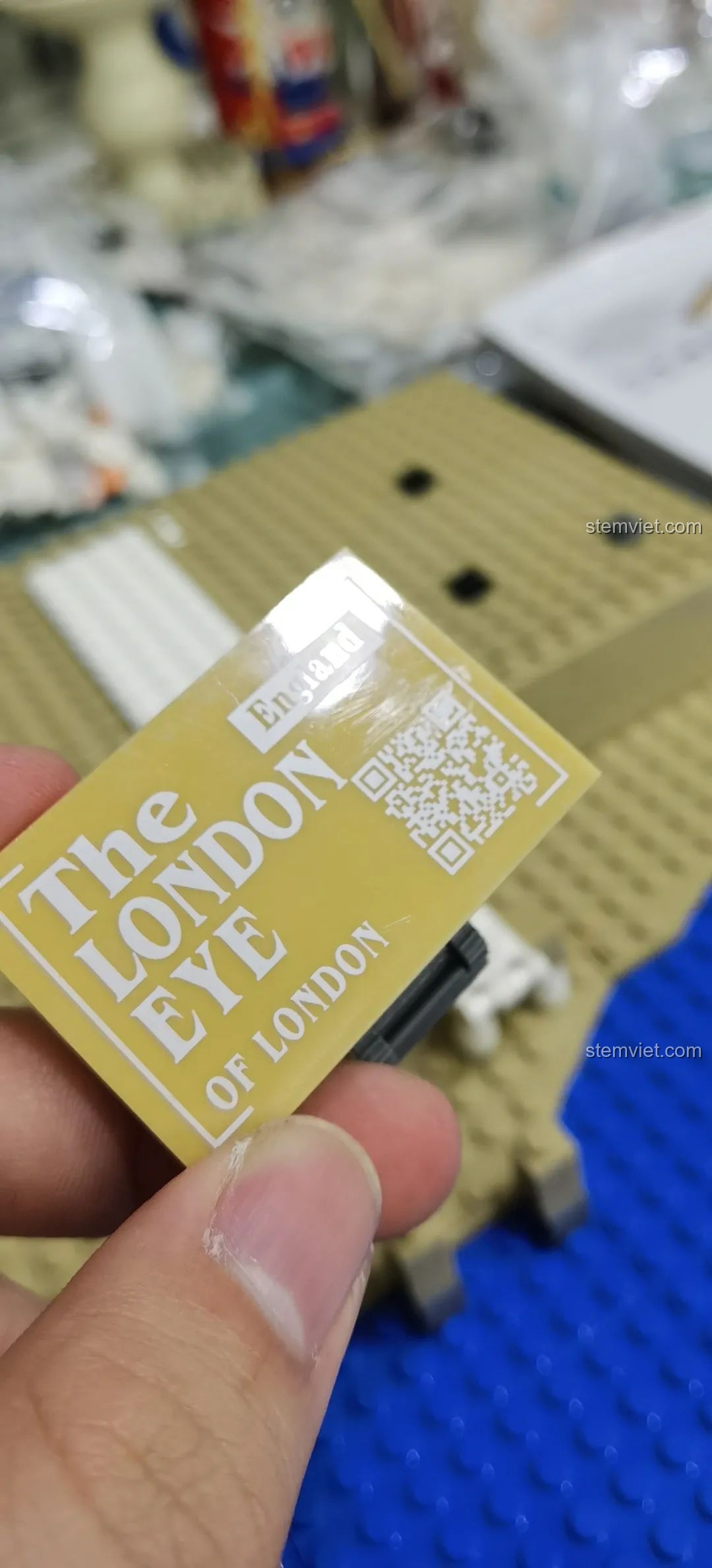 Quá trình lắp ráp phần đế của mô hình vòng quay London Eye WANGE 6215, cho thấy các mảnh ghép lớn và dễ dàng kết nối.