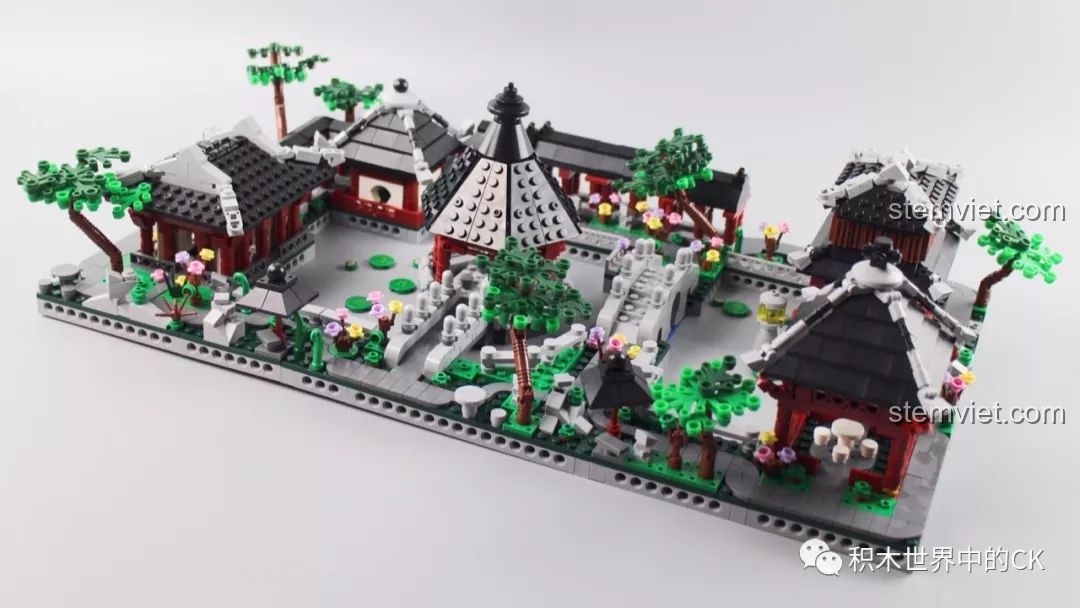 Mô hình Vườn Tô Châu Xingbao XB-01110 hoàn chỉnh nhìn từ góc chính diện, thể hiện sự hài hòa của tổng thể.