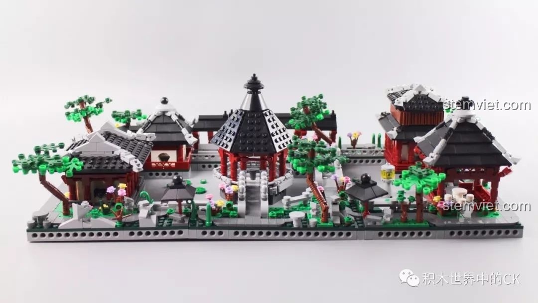 Mô hình Vườn Tô Châu hoàn chỉnh nhìn từ góc nghiêng, khoe trọn vẻ đẹp của các công trình và cây cối.