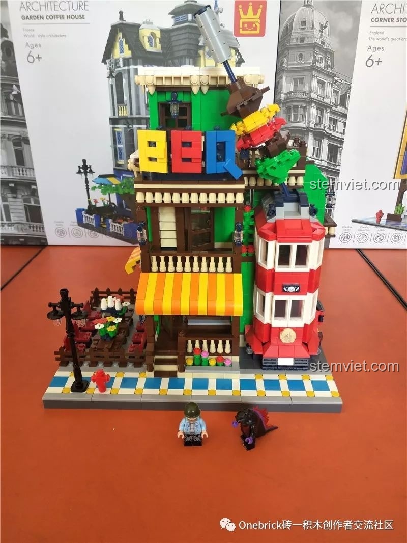 Mô hình Nhà hàng BBQ WANGE 6313 hoàn chỉnh với khu vực ăn ngoài trời và hai nhân vật nhỏ.