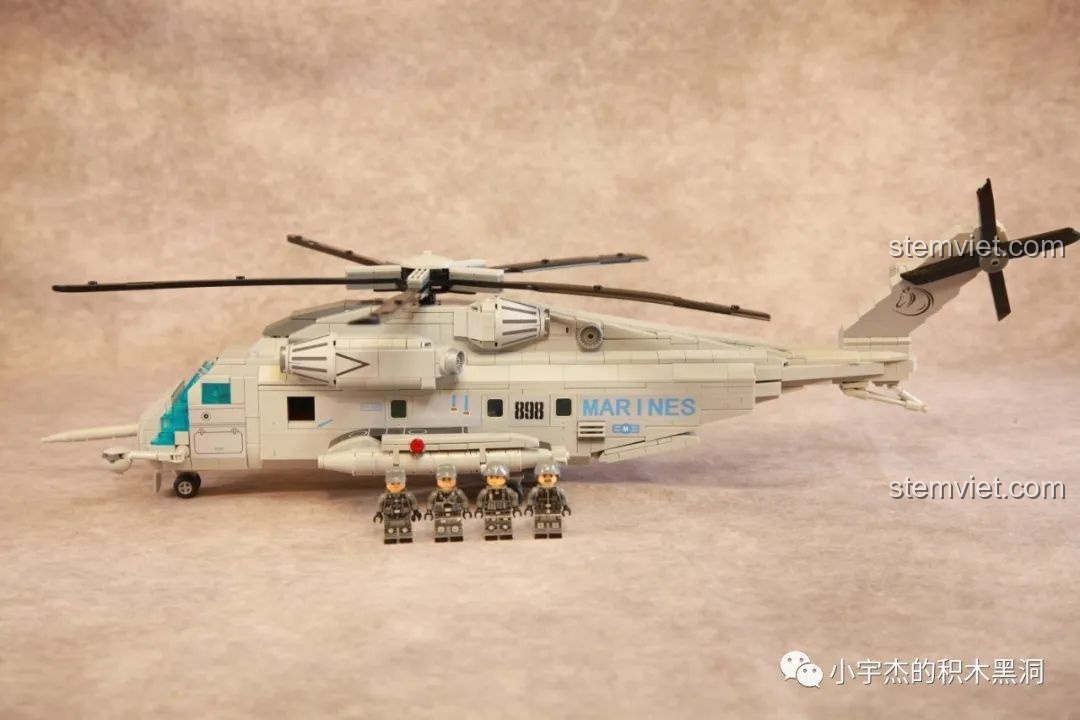 Mô hình WOMA C0898 hoàn chỉnh chụp cùng 4 minifigures lính thủy đánh bộ, sẵn sàng cho mọi nhiệm vụ.