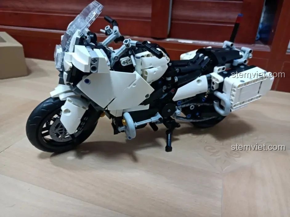 Mô hình WOMA C0915 Mô tô Quốc Bân-650 hoàn chỉnh chưa dán sticker, nhìn từ bên trái, thể hiện thiết kế tổng thể.