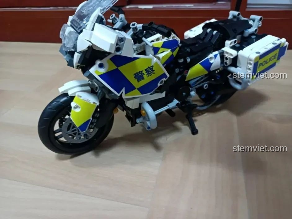 Mô hình WOMA C0915 Mô tô Quốc Bân-650 hoàn chỉnh sau khi dán sticker, nhìn từ bên trái, với các chi tiết cảnh sát.