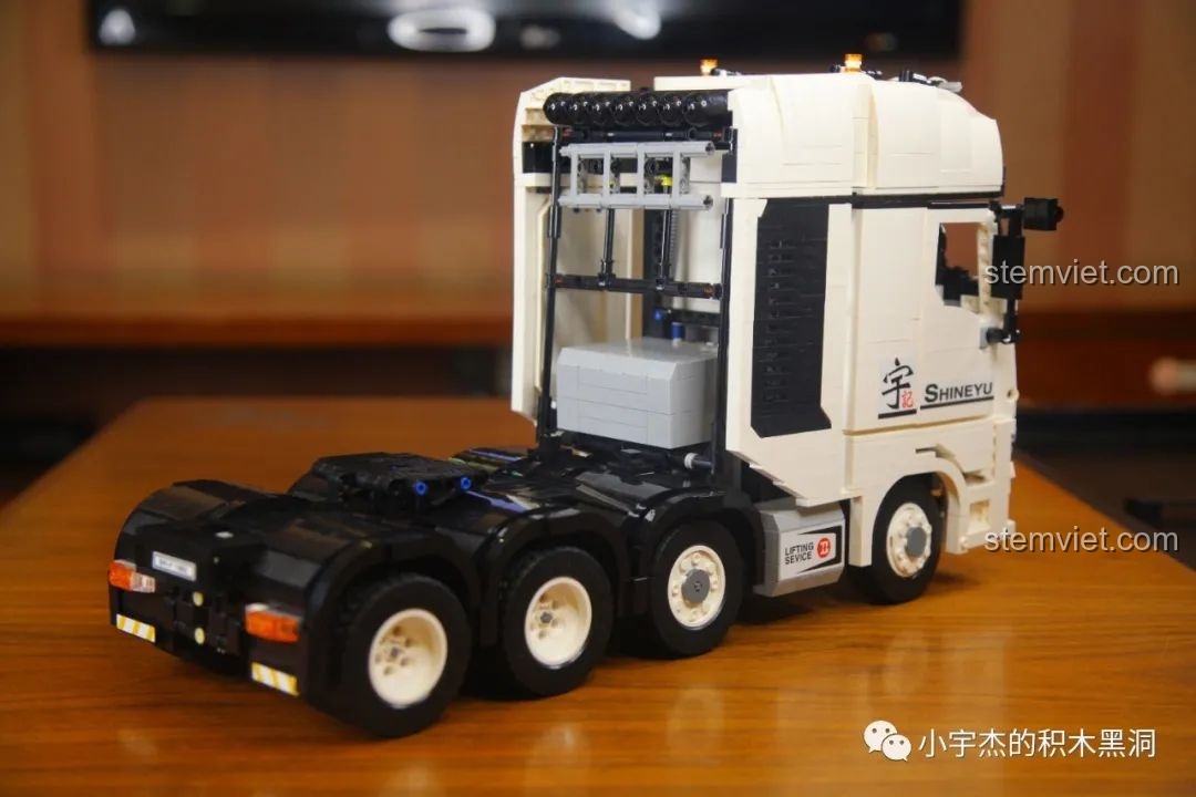 Mô hình xe bán tải địa hình màu đỏ lắp ráp, một ví dụ khác về đồ chơi lắp ráp công nghệ từ ShineYU.