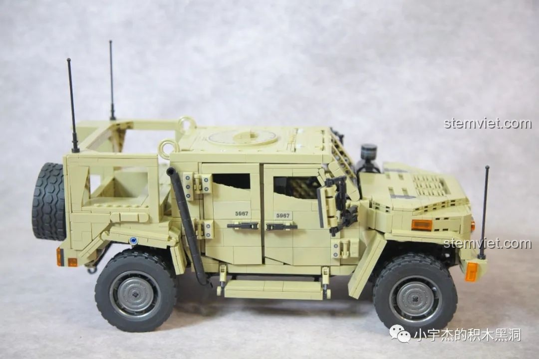 Mô hình xe bọc thép JLTV đã hoàn thiện sau khi lắp bánh, nhìn từ góc nghiêng bên hông.