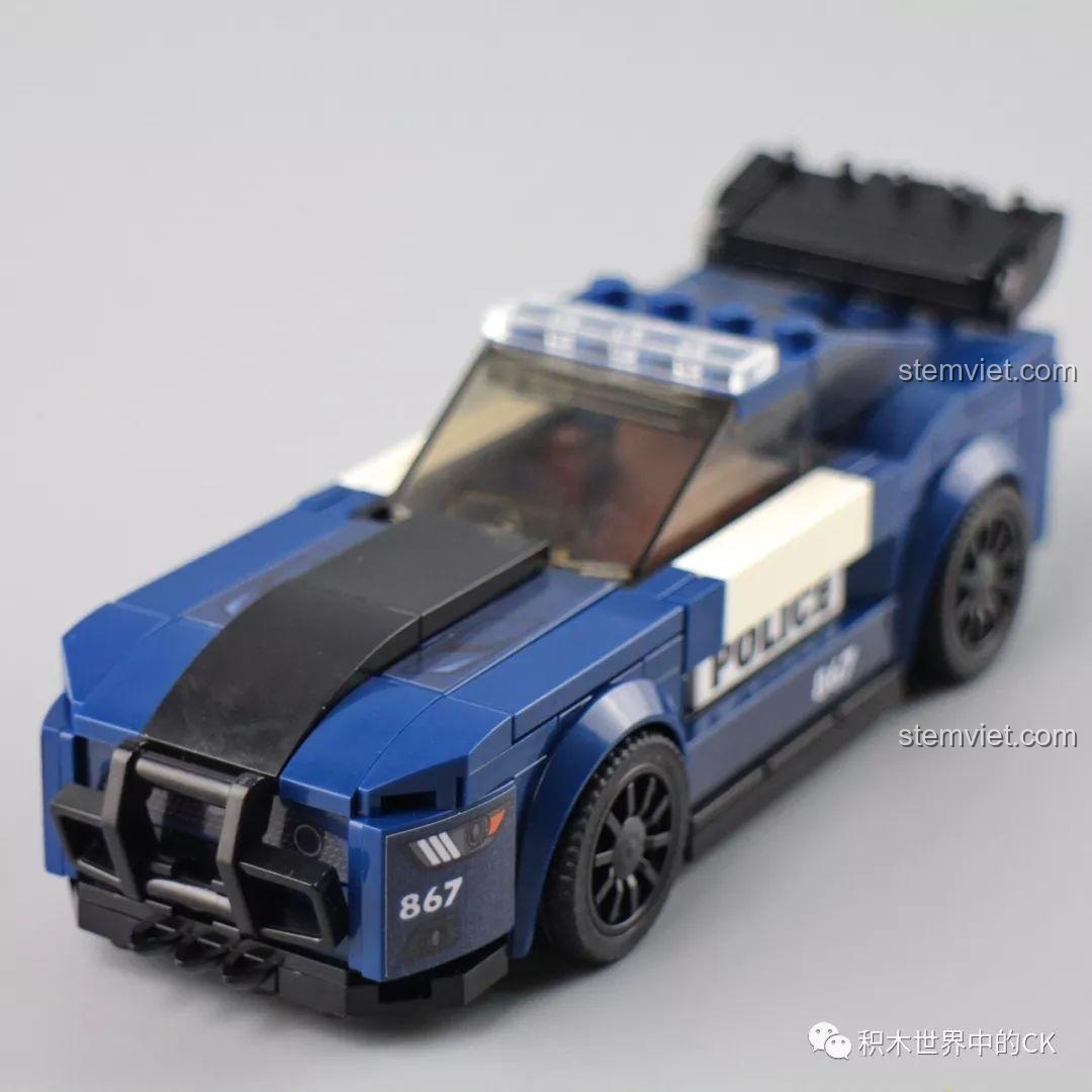 Mô hình xe cảnh sát Ford Mustang từ bộ đồ chơi lắp ráp Sembo 607029 sau khi hoàn thành, góc nhìn từ phía trước.