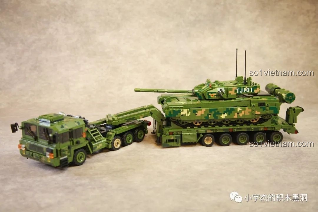 Một mô hình xe tải quân sự đang chở một chiếc xe tăng, không liên quan đến T28.