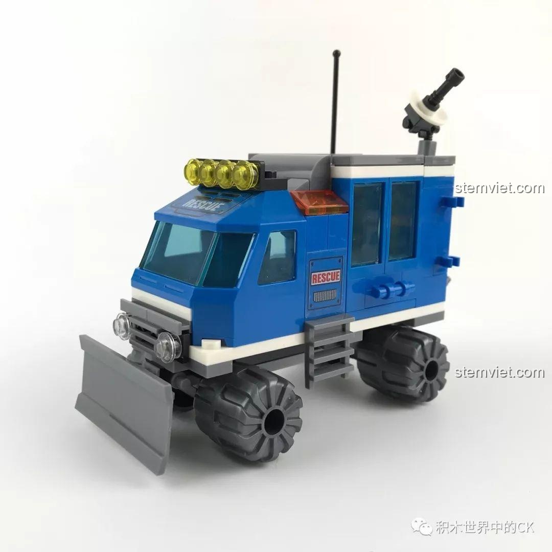 Mô hình xe cứu hộ trên tuyết SY SD9513 hoàn chỉnh nhìn từ phía trước, với lưỡi cào tuyết và bánh xe lớn.