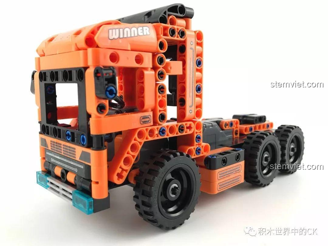 Mô hình xe đầu kéo 2 trong 1 hoàn thiện từ bộ lắp ráp Winner 7085-7086, nhìn từ góc chéo phía trước.