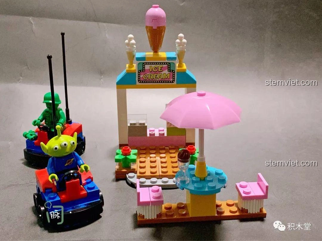 Mô hình Xe Đẩy Kem và hai Xe Đụng của Alien và Green Soldier hoàn chỉnh, với ô che nắng và bàn ghế nhỏ.