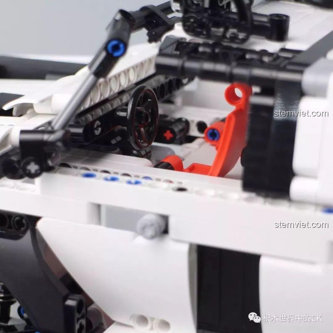 Cận cảnh vô lăng và ghế lái bên trong khoang nội thất của mô hình Xe địa hình thông minh Xiaomi, một chi tiết trang trí.