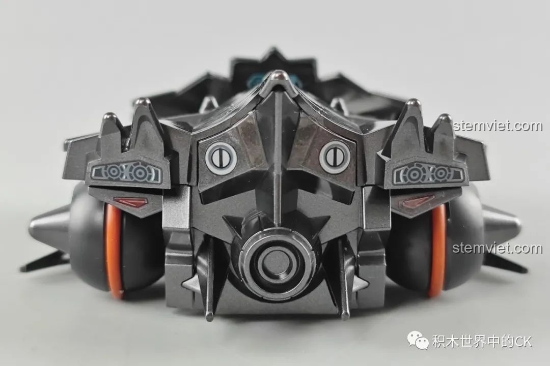 Mô hình xe đua Bá Thiên Hổ QQ Phi Xe Enlighten góc chéo từ phía sau, tổng thể mạnh mẽ và năng động.