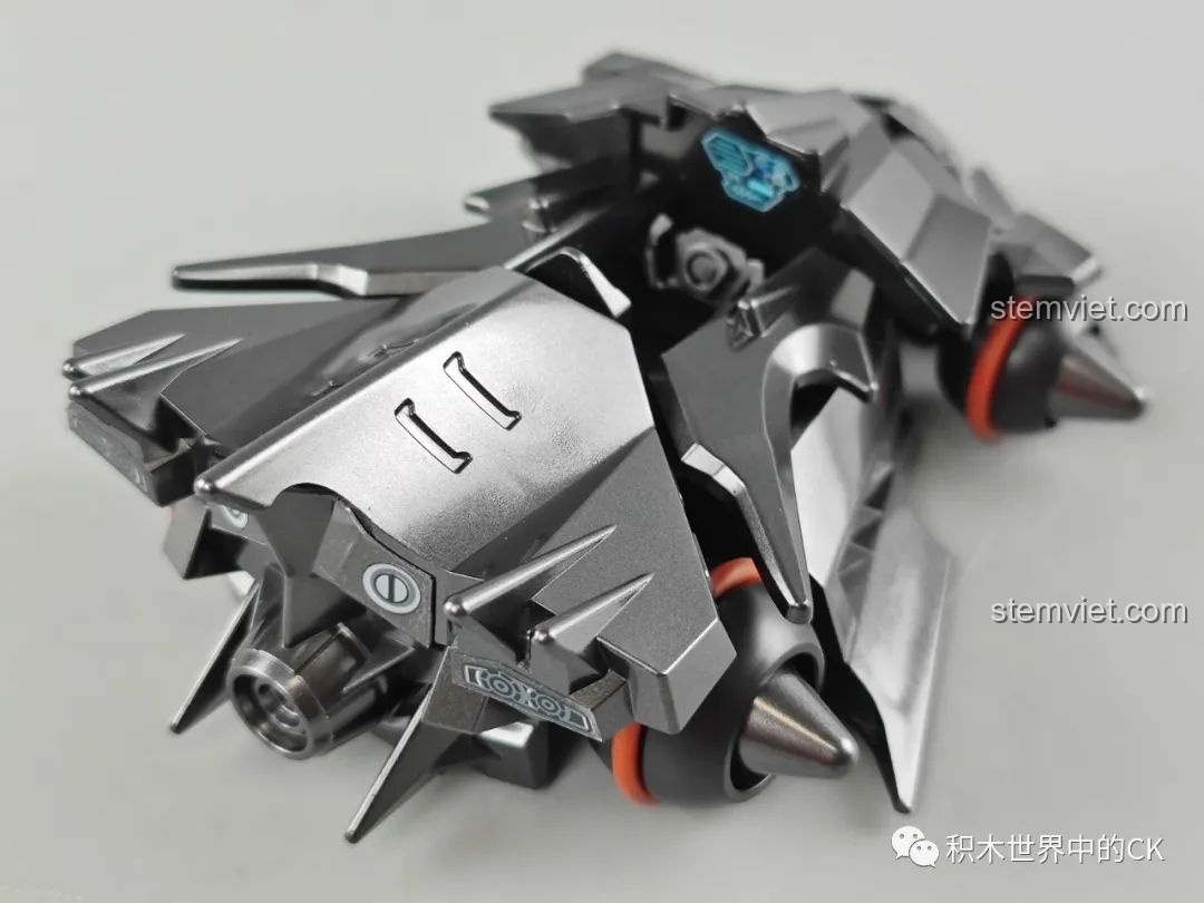 Mô hình xe đua Bá Thiên Hổ QQ Phi Xe Enlighten nhìn nghiêng bên hông, thể hiện rõ các chi tiết thân xe.