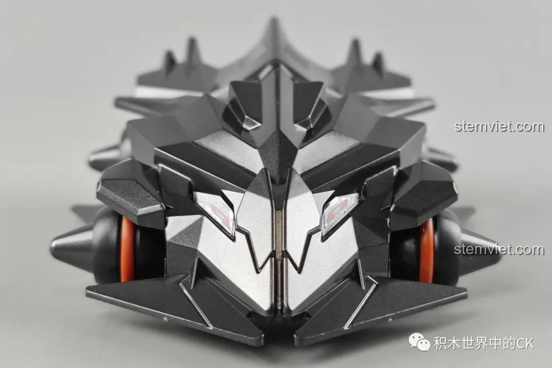 Mô hình xe đua Bá Thiên Hổ QQ Phi Xe Enlighten nhìn nghiêng, thể hiện đường nét mượt mà và chi tiết động cơ.