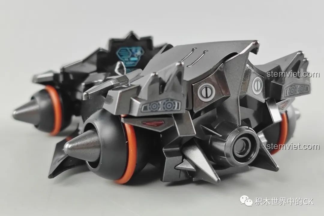 Mô hình xe đua Bá Thiên Hổ QQ Phi Xe Enlighten nhìn trực diện từ phía sau, chi tiết ống xả và đèn hậu.