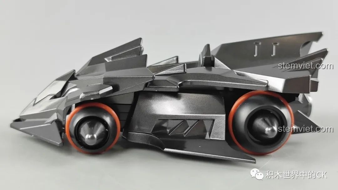 Mô hình xe đua Bá Thiên Hổ QQ Phi Xe Enlighten nhìn từ phía sau, nổi bật với hệ thống ống xả và hiệu ứng lửa.