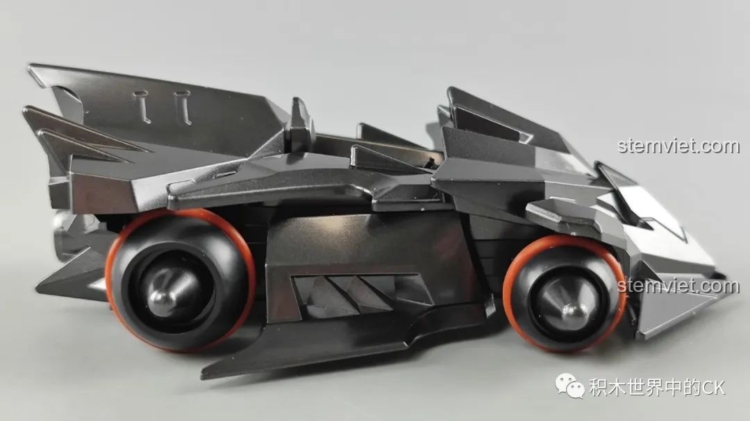 Mô hình xe đua Bá Thiên Hổ QQ Phi Xe Enlighten nhìn từ trên xuống, tổng quan thiết kế và buồng lái.