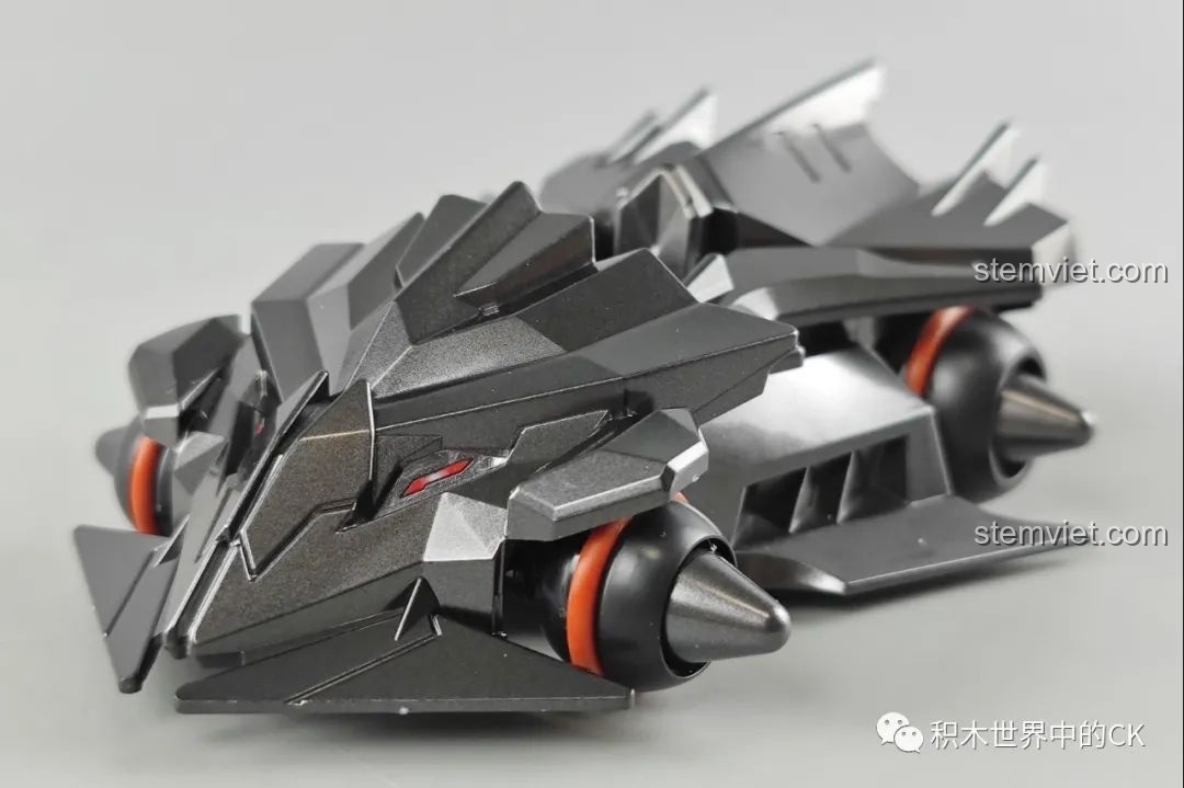 Mô hình xe đua Bá Thiên Hổ QQ Phi Xe Enlighten nhìn trực diện, nổi bật với thiết kế khí động học và màu đen.