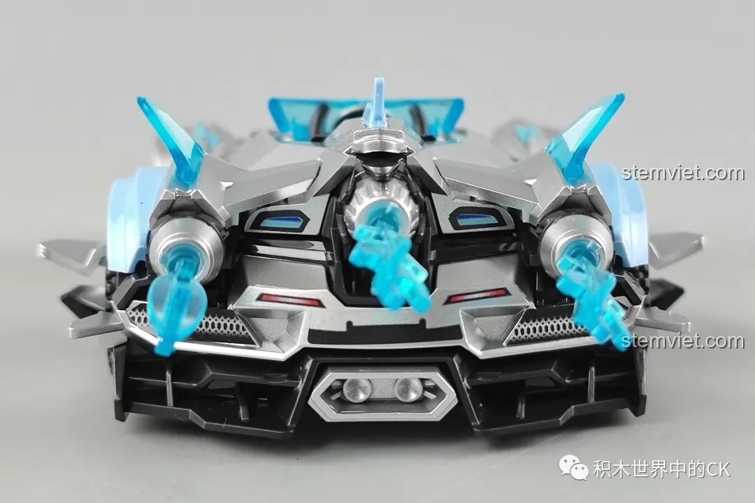 Mô hình xe đua Bạch Ngọc Thần Cú QQ Phi Xe Enlighten góc chéo từ phía sau, tổng thể mạnh mẽ và năng động.