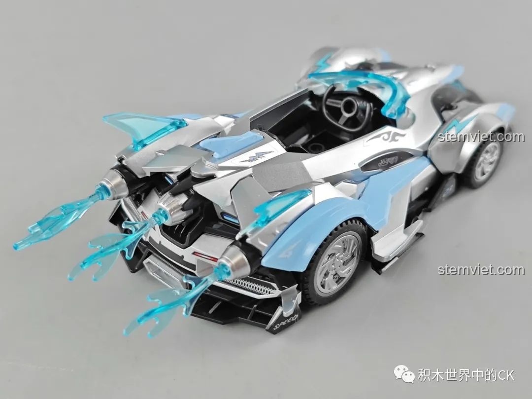 Mô hình xe đua Bạch Ngọc Thần Cú QQ Phi Xe Enlighten nhìn nghiêng bên hông, thể hiện rõ các chi tiết thân xe.