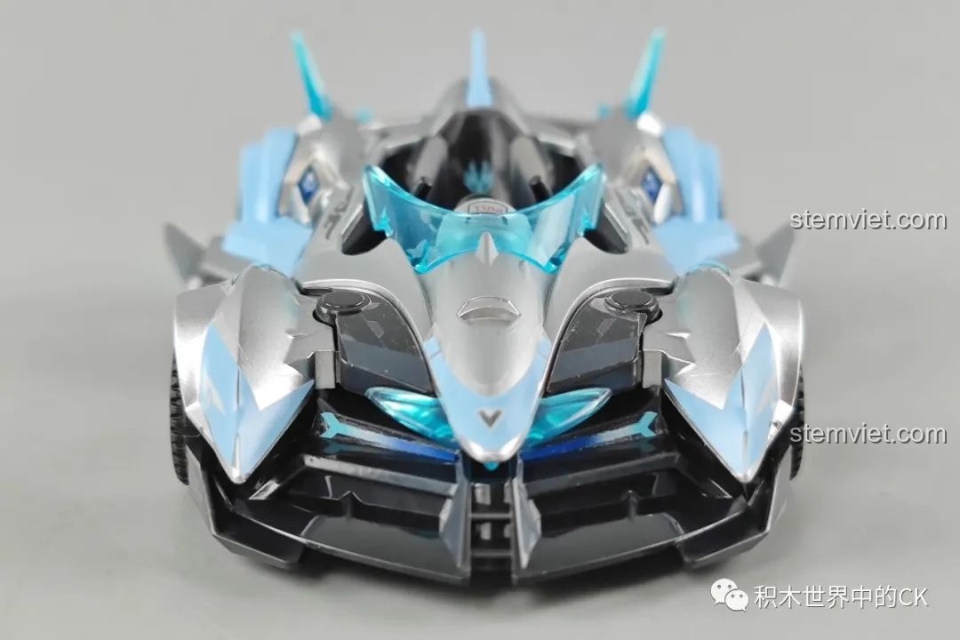 Mô hình xe đua Bạch Ngọc Thần Cú QQ Phi Xe Enlighten nhìn nghiêng, thể hiện đường nét mượt mà và chi tiết động cơ.