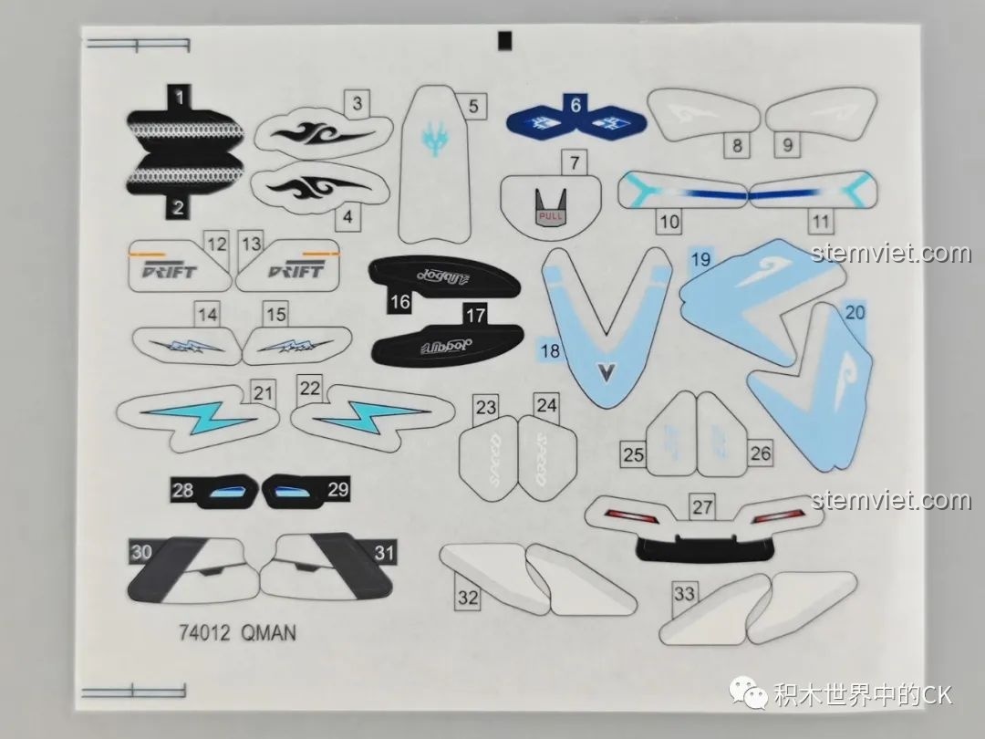 Mô hình xe đua Bạch Ngọc Thần Cú QQ Phi Xe Enlighten đã lắp ráp hoàn chỉnh, góc nhìn phía trước mạnh mẽ và sắc sảo.