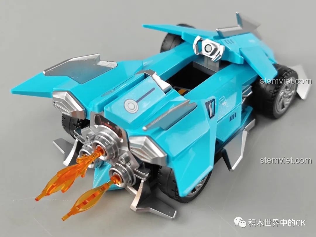 Mô hình xe đua Đao Phủ QQ Phi Xe Enlighten góc chéo từ phía sau, tổng thể mạnh mẽ và năng động.