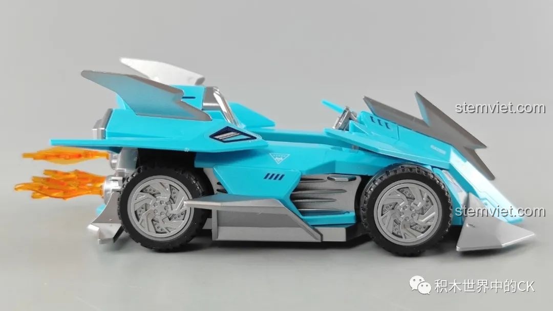 Mô hình xe đua Đao Phủ QQ Phi Xe Enlighten nhìn nghiêng bên hông, thể hiện rõ các chi tiết thân xe.