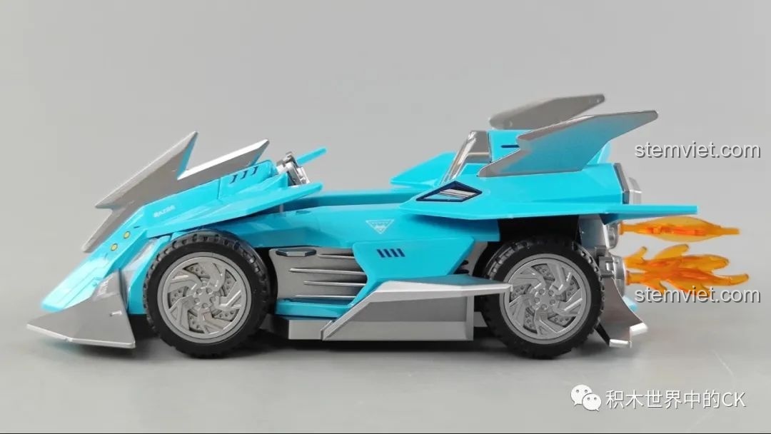 Mô hình xe đua Đao Phủ QQ Phi Xe Enlighten nhìn nghiêng, thể hiện đường nét mượt mà và chi tiết động cơ.