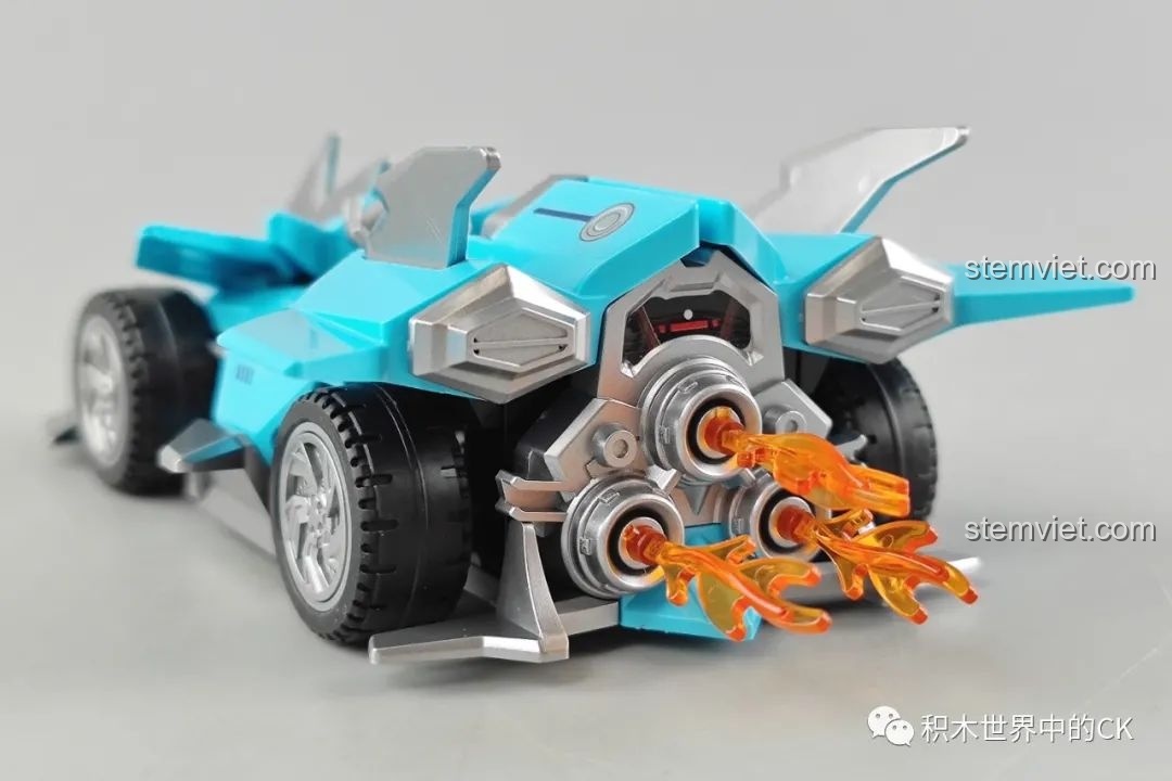 Mô hình xe đua Đao Phủ QQ Phi Xe Enlighten nhìn từ phía sau, nổi bật với hệ thống ống xả và hiệu ứng lửa.