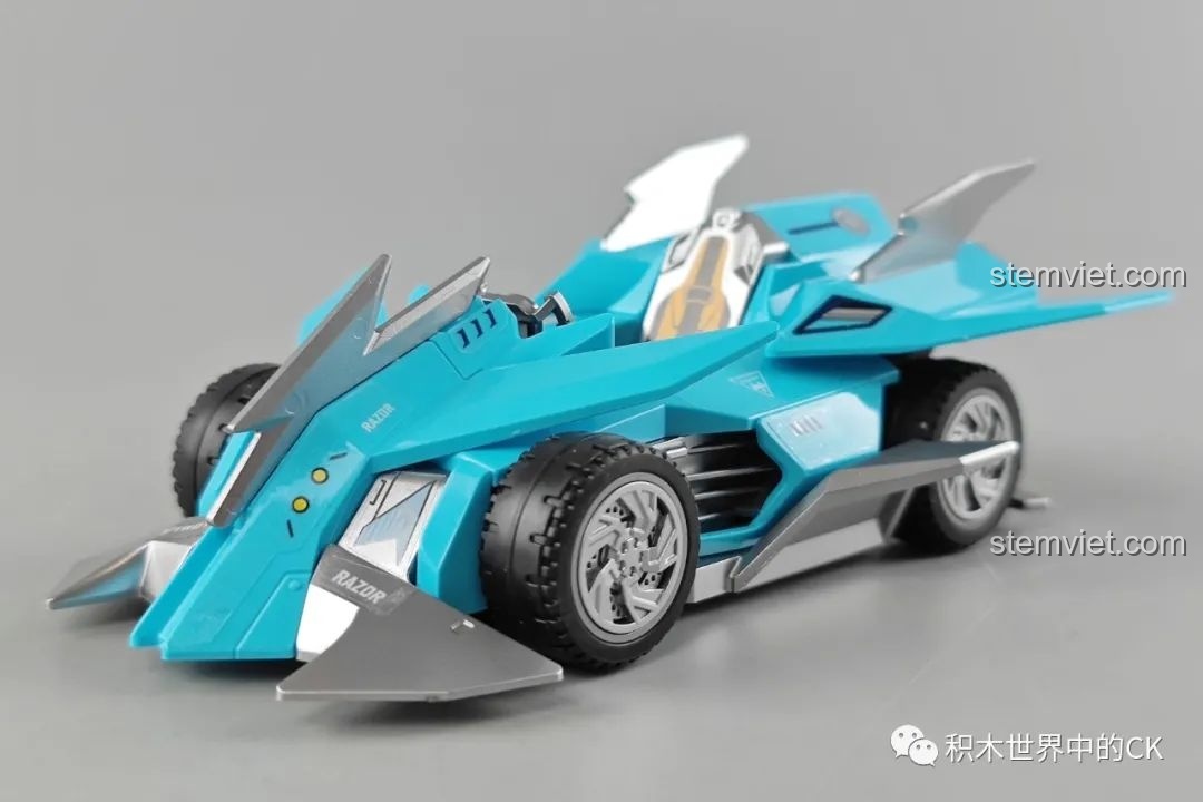 Mô hình xe đua Đao Phủ QQ Phi Xe Enlighten đã lắp ráp hoàn chỉnh, góc nhìn phía trước mạnh mẽ và sắc sảo.