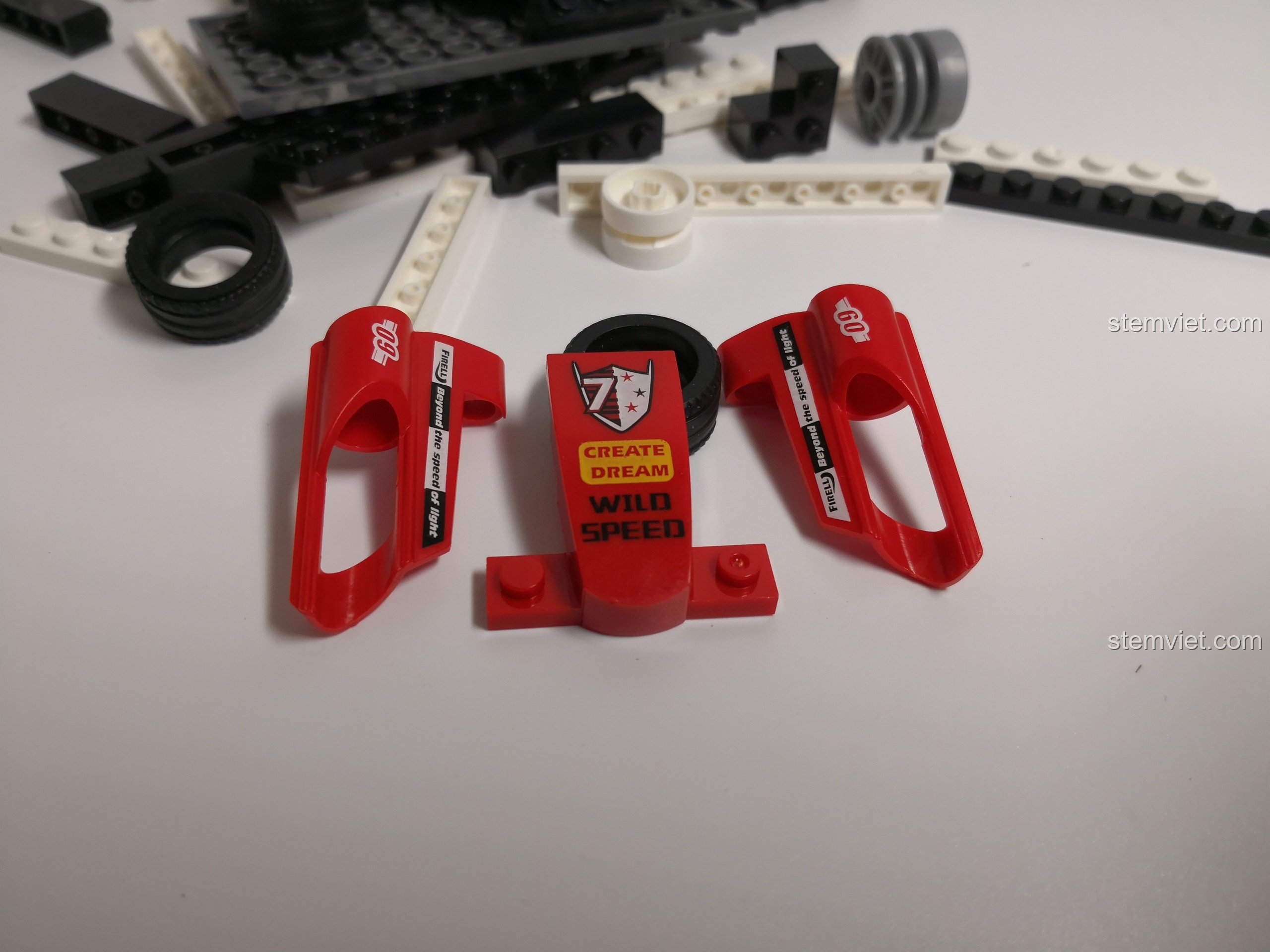 Mô hình xe đua F1 màu đỏ đã được lắp ráp hoàn chỉnh, với thiết kế khí động học và các chi tiết in thể thao.