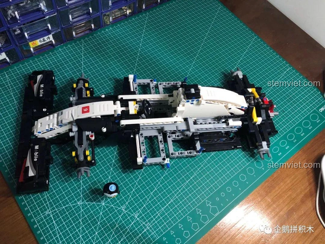 Mô hình xe đua F1 Mould King 13117 đã hoàn thiện, nhìn từ góc nghiêng, sẵn sàng để trưng bày.