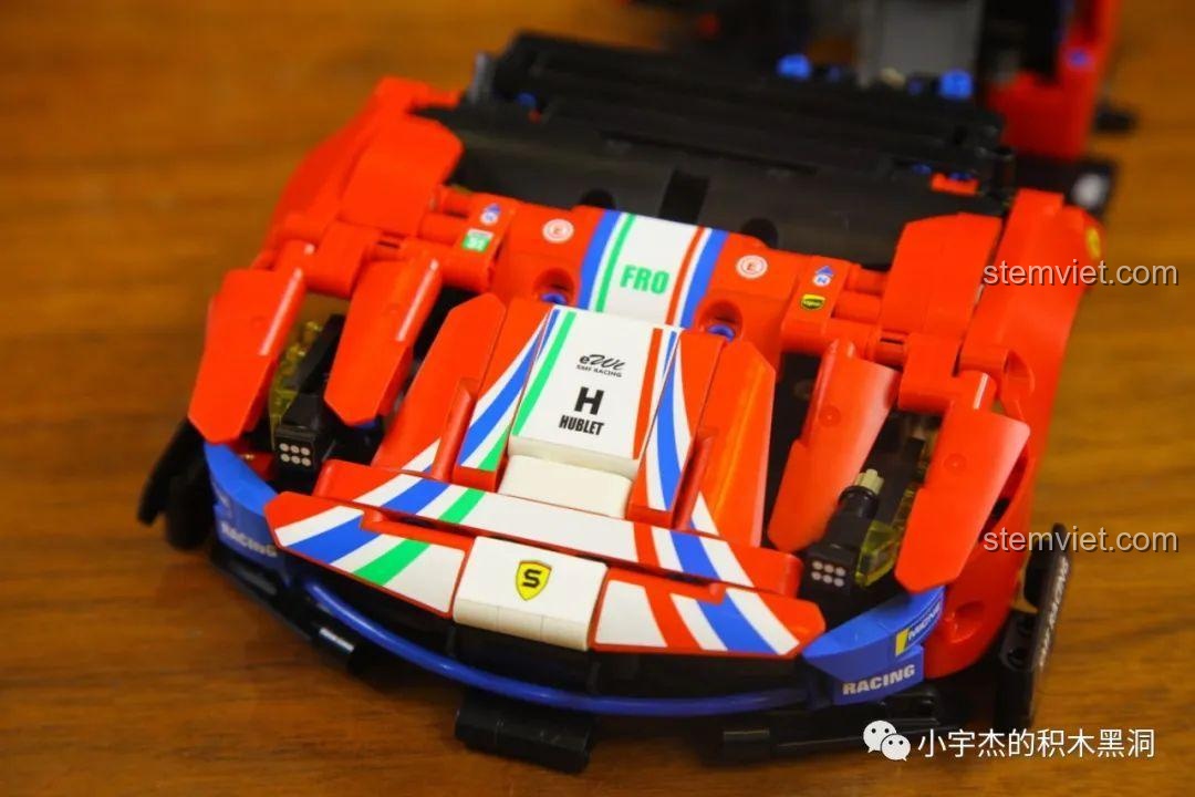 Cận cảnh phần đầu xe của mô hình JiaZhi 8613 Ferrari 488 GTE đã hoàn thành, với các sticker được dán cẩn thận.