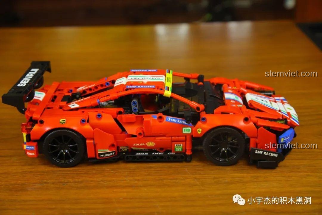 Phần đuôi xe của mô hình JiaZhi 8613 Ferrari 488 GTE, với một lỗi nhỏ khi dán sticker bị ngược.