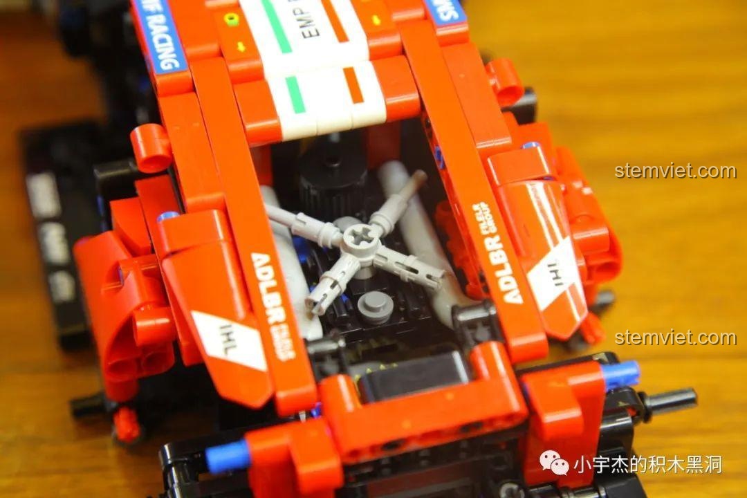 Cận cảnh khoang động cơ phía sau của mô hình JiaZhi 8613 Ferrari 488 GTE đã hoàn thành một phần.