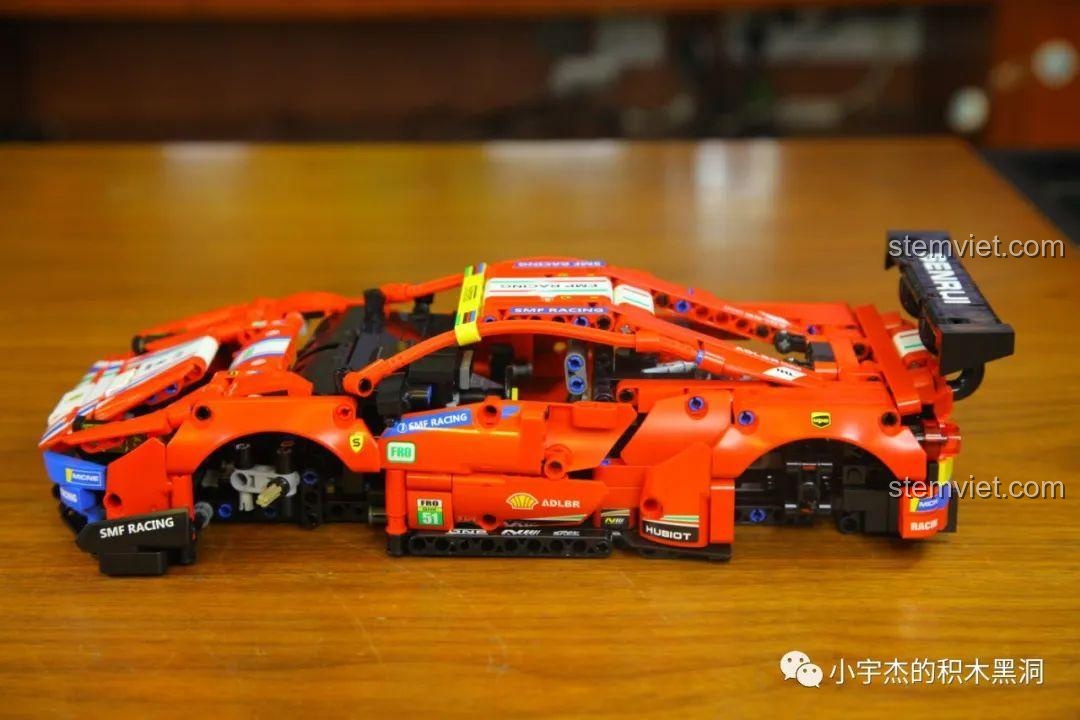 Thân xe của mô hình JiaZhi 8613 Ferrari 488 GTE đã hoàn thành, sẵn sàng lắp bánh xe.