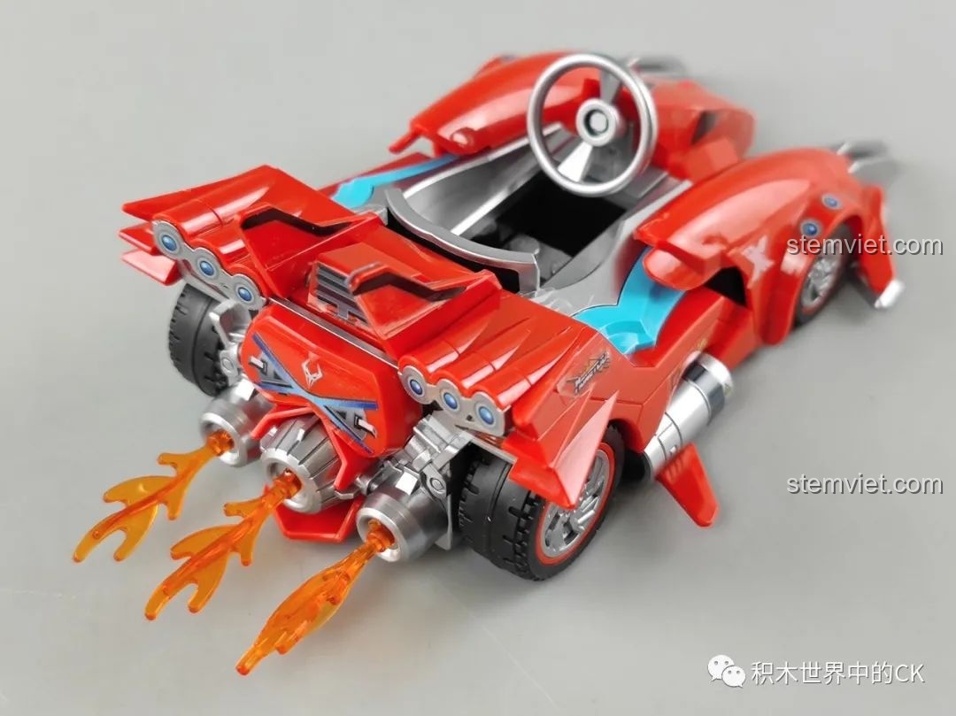 Mô hình xe đua Kim Cương QQ Phi Xe Enlighten góc chéo từ phía sau, tổng thể mạnh mẽ và năng động.