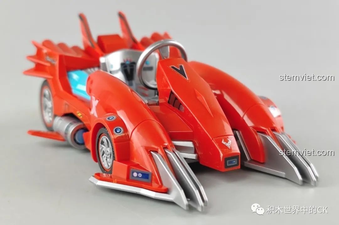 Mô hình xe đua Kim Cương QQ Phi Xe Enlighten góc chéo từ phía trước, nổi bật với phần mũi xe sắc nhọn.