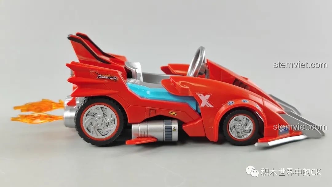 Mô hình xe đua Kim Cương QQ Phi Xe Enlighten nhìn nghiêng bên hông, thể hiện rõ các chi tiết thân xe.