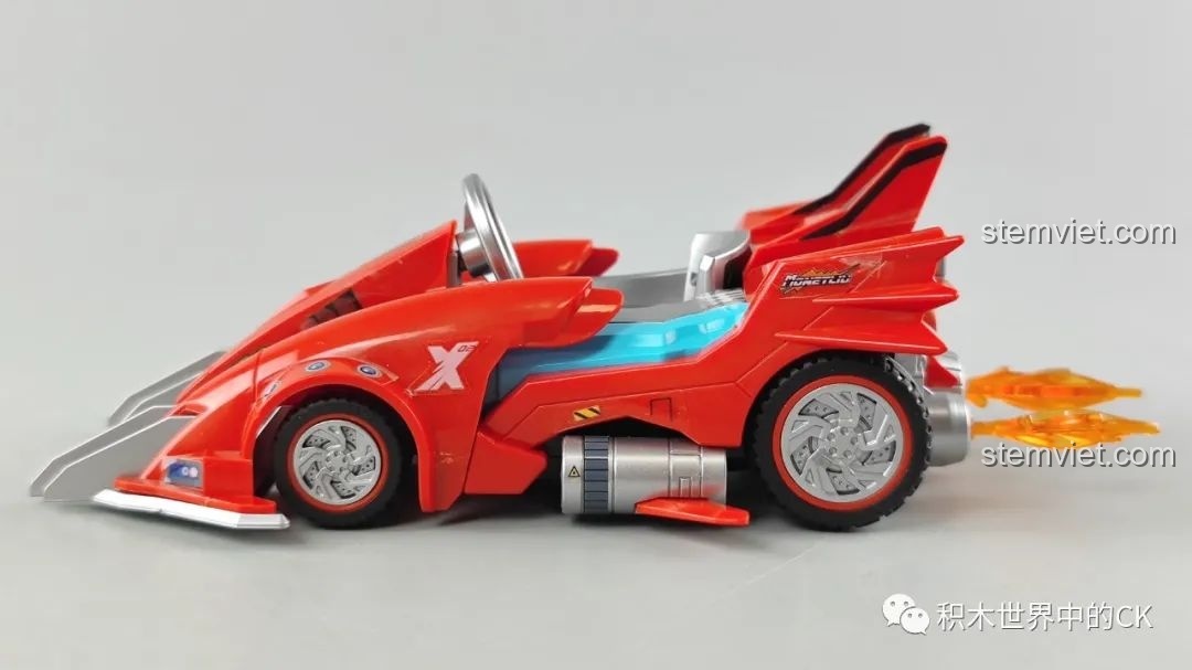 Mô hình xe đua Kim Cương QQ Phi Xe Enlighten nhìn nghiêng, thể hiện đường nét mượt mà và chi tiết động cơ.